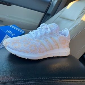 Adidas swift run cheetah white/tan